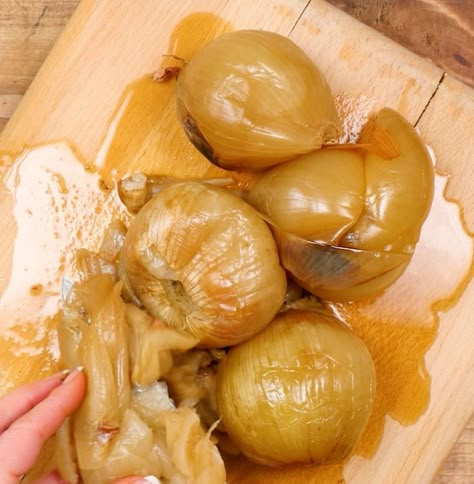 Dump whole onions with skin in slow cooker & get a delicious side to pair with any dish Onion Jam Recipe, Cooktop Cove, Onion Skin, Cooking Onions, Onion Jam, Comfort Dishes, Onion Recipes, So Satisfying, Crockpot Recipes Slow Cooker