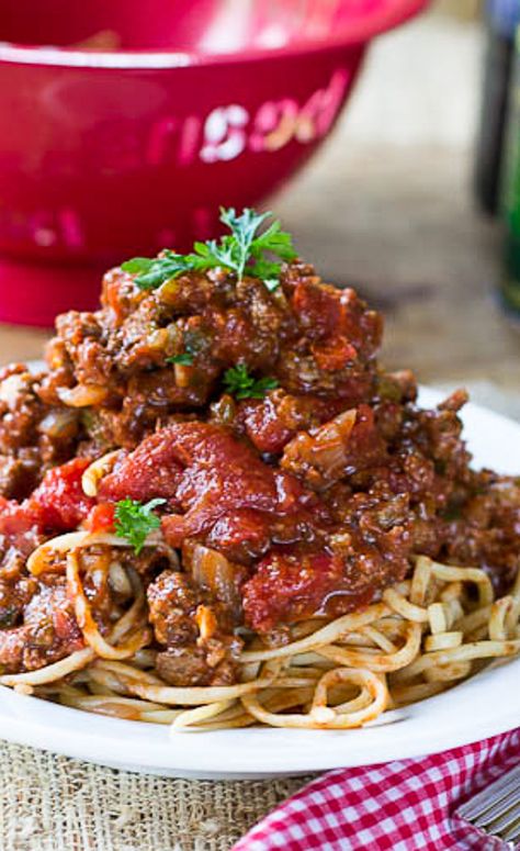 Southern Spaghetti Sauce just like my grandmother made. Super thick and meaty! Southern Spaghetti, Meaty Spaghetti Sauce, Spaghetti And Meat Sauce, Sauce Spaghetti, Spaghetti Sauce Recipe, Paula Deen Recipes, Zuppa Toscana, Fettuccine Alfredo, Southern Cooking