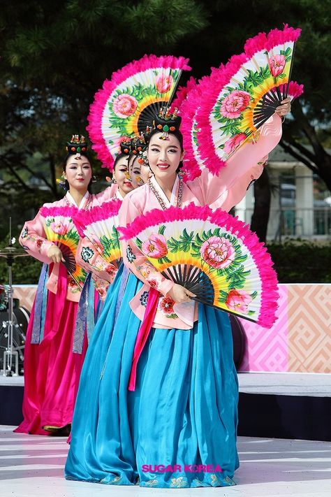 College Project, Cultural Dance, Korea Traditional, Korean Painting, Korean Dance, Fan Dance, Korean Traditional Dress, World Dance, Culture Clothing