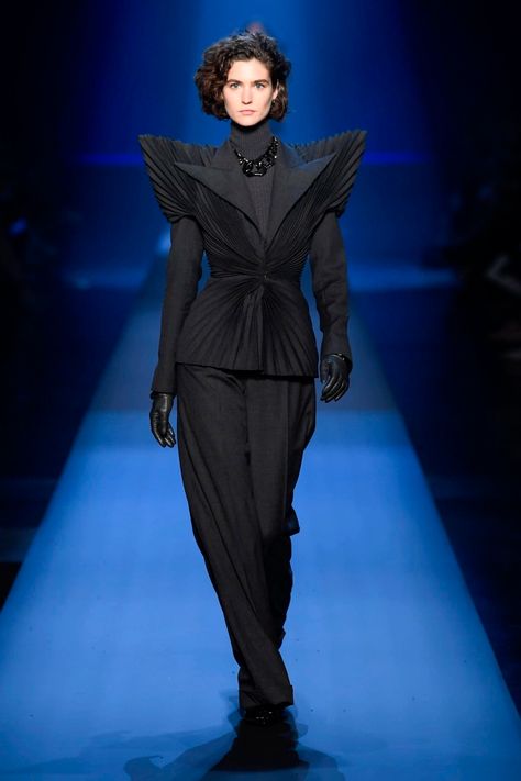 Jean Paul Gaultier Runway, Jean Paul Gaultier Couture, Gaultier Couture, Black Runway, 2019 Couture, Blue Beetle, Cyberpunk Fashion, Futuristic Fashion, Top Models