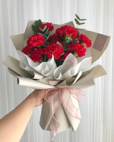 Red Carnations Bouquet, Valentines Day Flowers Aesthetic, Red Carnation Bouquet, Wrapping Bouquets, Red Flower Bouquet, Carnation Bouquet, Flower Boquet, Diy Bouquet Wrap, Luxury Flower Bouquets