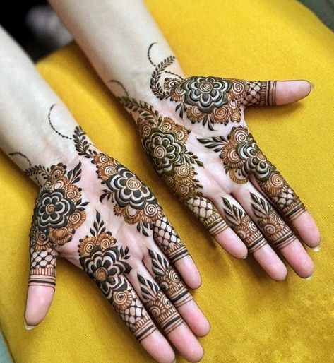 Wedding Guest Mehendi Design, Front Henna, Right Hand Mehndi Design, Henna Recipe, Party Henna, Palm Mehndi, Short Mehndi Design, Front Mehndi Design, Palm Mehndi Design