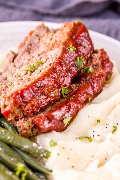 Traditional beef meatloaf recipe packed with onions and panko bread crumbs in the most amazing homemade sweet and tangy glaze. Traditional Meatloaf Recipes, Ground Beef Meatloaf, Beef Meatloaf Recipes, Easy Meatloaf Recipe, Cracker Barrel Meatloaf, Low Carb Meatloaf, Traditional Meatloaf, Beef Meatloaf, How To Cook Meatloaf