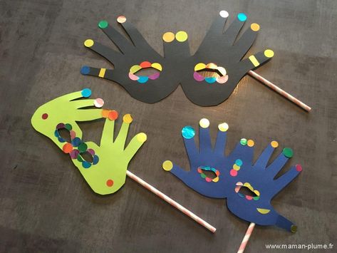 Ce matin avec les enfants, on a commencé à préparer mardi gras en s’amusant avec nos mains et en regardant comment les placer dans différentes positions pour faire un masque rigolo… Activité Masque Mains rigolo Pour faire nos masques, il faut : Des feuilles de couleurs Des pailles Du scotch Des Gommettes/feutres Et nos petites mains Le DIY des Masques Mains À la maison, j’ai demandé aux enfants de poser leurs deux mains sur leurs feuilles et de les positionner en imaginant que leurs main... Carnaval Diy, Carnival Activities, Carnival Crafts, Mardi Gras Crafts, Mardi Gras Party, Big Dot Of Happiness, Kindergarten Activities, Diy For Kids, Mardi Gras