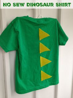 No Sew Dino Shirt I love crafting with my son and this is definitely one he'd love - both to wear and to help with! Sew Dinosaur, Dino Costume, Dino Shirt, Dino Birthday Party, Dinosaur Crafts, Diy Halloween Costumes Easy, Dinosaur Costume, Dinosaur Shirt, Dino Birthday