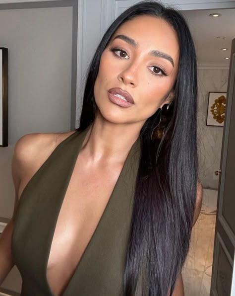 Shay Mitchell Face, Shay Mitchell No Makeup, Shay Mitchell Instagram, Shay Mitchell Selfie, Shay Mitchell Outfit, Shay Mitchell Makeup, Shay Mitchell Hair, Green Dress Makeup, Earth Tones Fashion