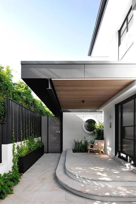 First impressions count, so when it comes to upping your home's kerb appeal, why not grow a lush, green, front garden? Here are 23 ideas to start with. Modern Fence Design, Cedar Cladding, Mcm House, Curved Walls, Modern Fence, Casa Exterior, Australian Homes, Fence Design, Modern Exterior