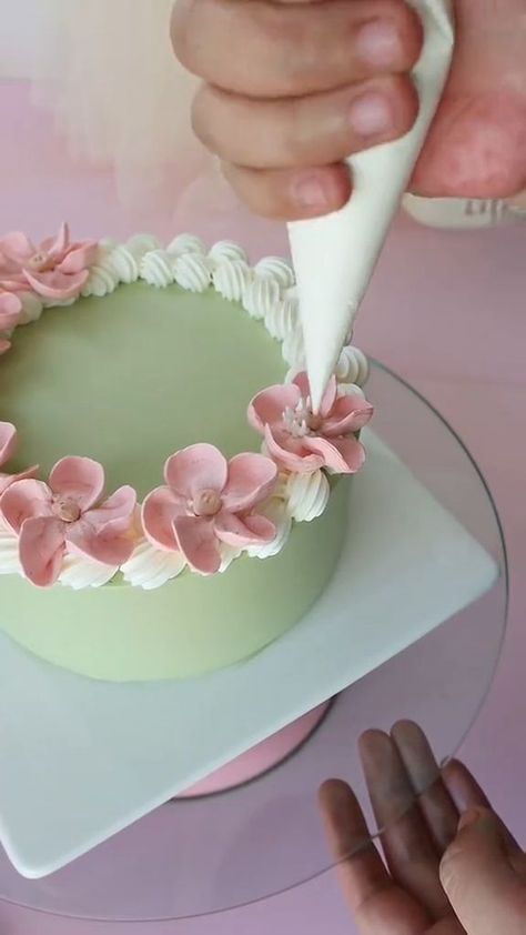 Whipped Cream Cake Design Ideas, Whipped Cream Cake Design, Simple Floral Cake, Cream Cake Design, Quick Easy Cake, Deserturi Raw Vegan, Whipped Cream Cake, Resipi Kek, Cake Decorating Icing