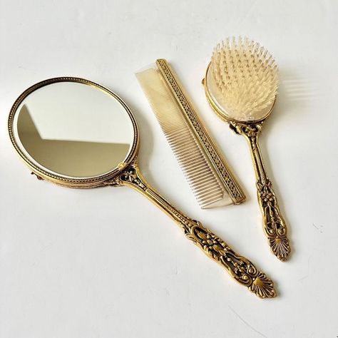 Vintage Hairbrush Aesthetic, Fancy Hair Brush, Cute Hairbrush, Painted Hairbrush, Vintage Hairbrush, Vintage Brush Set, Vintage Hair Brush, Dr Items, Antique Makeup