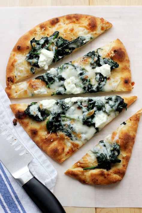 An easy flatbread pizza with spinach and goat cheese. Perfect for lunch or dinner with a simple green salad and a glass of wine. Pizza With Spinach, Easy Flatbread Pizza, Spinach And Goat Cheese, Valley Kitchen, Cheese Pizza Recipe, Easy Flatbread, Goat Cheese Pizza, Pizza Roll, Naan Pizza