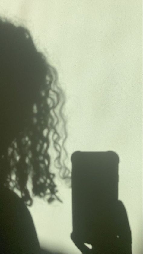 Shadow Pictures Curly Hair, Curly Hair Shadow, Senegalese Twist Hairstyles, Phone Selfie, Curly Wavy Hair, Beach Curls, Hair Shadow, Curly Hair Photos, Black And White Picture Wall