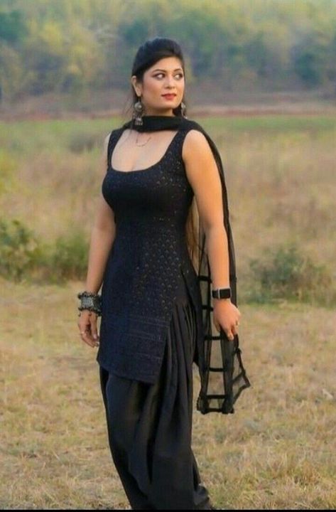 Sleeveless Patiala Suit Design, Simple Patiala Suit Casual, Black Salwar Suit Simple, Sleeveless Salwar Suit, Hot Dresses Tight Classy, Chudi Designs, Black Salwar, Simple Indian Suits, Patiala Dress