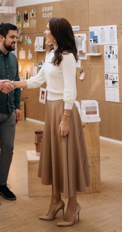 Winter Church Outfits, Looks Kate Middleton, Woman Outfit, Classic Girl, Middleton Style, Dresses Classy, Royal Outfits, Autumn Outfits, Stylish Work Outfits