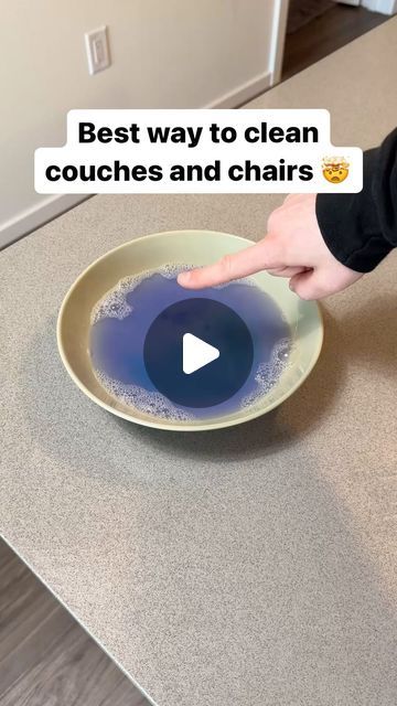 Amin Tips on Instagram: "Here’s an easy way to clean your couches and chairs‼️#cleaninghack #lifehacks #lifetip" How To Clean The Living Room, How To Clean Your Couch, How To Clean Sofas At Home, How To Clean A Couch, How To Clean Couch Fabric, Couch Cleaner Diy, Clean Couch Fabric, Couch Cleaning Hacks, How To Clean Computer