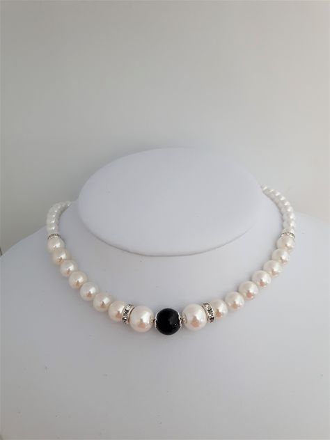 Colored Pearl Necklace, Diy Earrings Materials, Black And White Necklace, Diy Pearl Necklace, Statement Necklace Wedding, Blue Gemstone Bracelet, Black And White Necklaces, Simple Pearl Necklace, Mother Of The Bride Gift