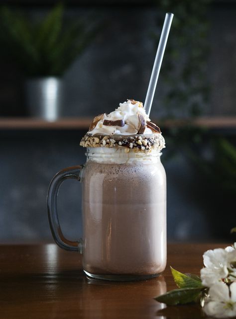 Snickers Milkshake, Snickers Shake, Homemade Milkshake Recipe, Iced Chocolate, Homemade Milkshake, Milkshake Recipe Chocolate, Milkshake Recipe, Milkshake Recipes, Chocolate Ice