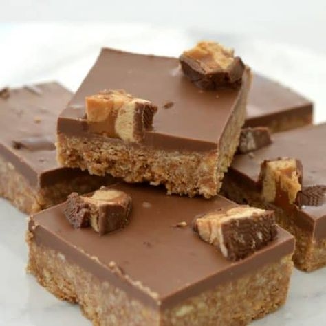 Caramello Slice, Snickers Slice, Snickers Fudge, Snickers Recipe, Chocolate No Bake, Peppermint Slice, Slice Recipes, No Bake Slices, Easy Slice