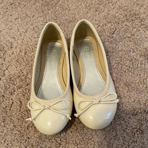 Cream Flats Never Worn Smoke Free/Pet Free Home Size 7 Cream Flats, Chic Flats, Flat Color, Flat Shoes, Shoes Flats, Dress Shoes, Size 7, Pet, Cream