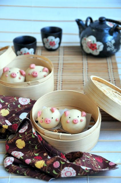 Check out how to make these adorable Piggy Chinese Steam Bun 小猪猪饅頭 with step by step video tutorial! Asian Bread Recipe, Chinese Steamed Buns, Coconut Buns, Chinese Snacks, Kawaii Bento, Steamed Cake, Chinese Dessert, Kawaii Cooking, Natural Food Coloring