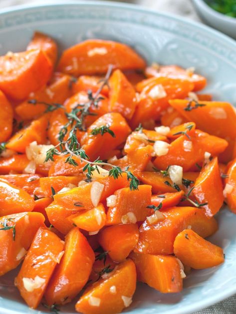 Super simple way of glazing carrots in your instant pot! Honey Garlic Glazed Carrots – Gorgeous Garlicy Honey Carrots with Thyme and butter.Perfect side for Thanksgiving or Christmas Dinner. #carrots #thanksgiving #dinner #instantpot Honey Garlic Glazed Carrots, Instant Pot Carrots, Rosemary Carrots, Carrots With Thyme, Instant Pot Thanksgiving, Garlic Carrots, Honey Carrots, Steamed Carrots, Honey Glazed Carrots