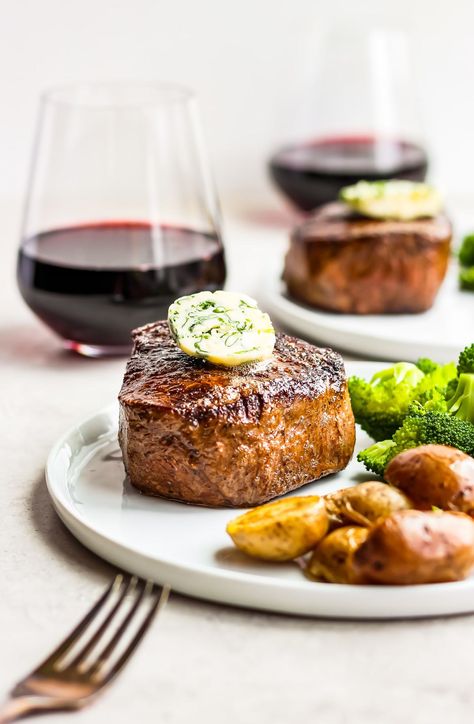 a plate of steak, broccoli, and potatoes Steak Dinners For Two, Easy Romantic Dinner, Dinner Date Recipes, Steak Dinner Recipes, Restaurant Steak, Cilantro Recipes, Night Dinner Recipes, Cook Steak, Date Night Recipes