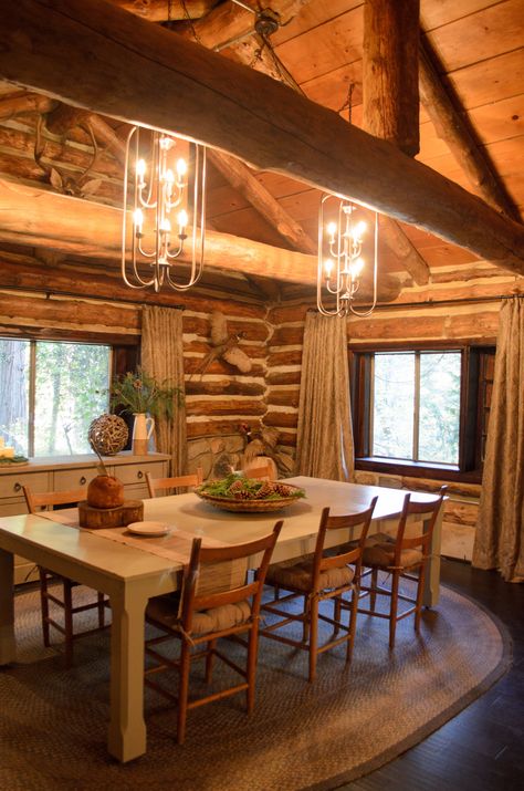 Log House Dining Room, Cabin Dinning Room Ideas, Small Cabin Dining Room, Log Home Dining Room, Western Log Cabin Interior Design, Log Cabin Dining Room Ideas, Cozy Cabin Dining Room, Rustic Cabin Dining Room, Log Home Renovation