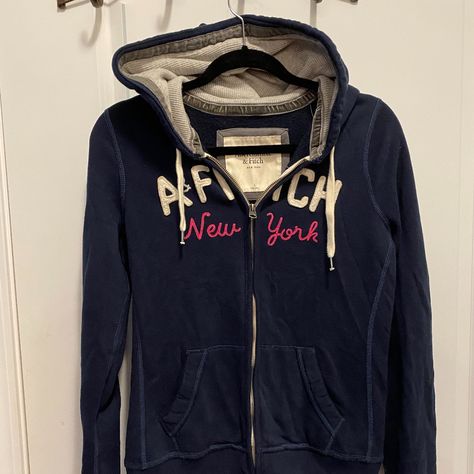 Vintage Abercrombie & Fitch Stitched Sweatshirt. Super Cute Navy And Pink Color Combination. Soft Warm Fleece On The Lining. Fit Is More Like A Medium. Old Abercrombie And Fitch, Abercrombie And Fitch Outfits 2000, Abrocrombie And Fitch, Navy Sweatshirt Outfit, Abercrombie And Fitch 2000s, Abercrombie And Fitch Outfits, Stitched Sweatshirt, Abercrombie And Fitch Outfit, Vintage Abercrombie And Fitch