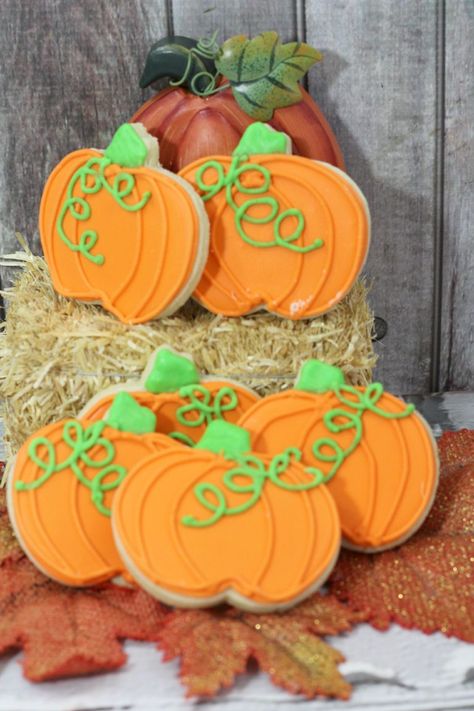 Pumpkin shaped cookies Easy Halloween Cookies Recipes, Pumpkin Cookies Recipe, Iced Pumpkin Cookies, Pumpkin Shaped Cookies, Fall Decorated Cookies, Pumpkin Patch Party, Halloween Cookie Recipes, Orange Icing, Pumpkin Sugar Cookies