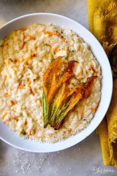 Squash blossom risotto Squash Blossom Recipe, Ricotta Gnocchi, Squash Blossoms, Idee Pasto Sano, Squash Blossom, Rice Dishes, Fall Recipes, Summer Recipes, Vegetable Garden