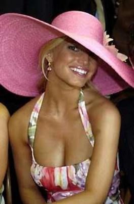 Jessica Simpson - 2004 Kentucky Derby Kentucky Derby Aesthetic, Derby Aesthetic, Kentucky Derby Style, Jessica Simpson Collection, Derby Fashion, Derby Outfits, The Simpson, Kentucky Derby Hats, Derby Day