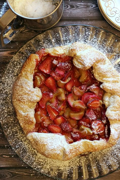 This Strawberry Rhubarb Galette is a perfect summer dessert full of all the very best flavours baked in a flaky all-butter puff pastry! Galette Recipe Desserts, Galette With Puff Pastry, Strawberry Rhubarb Galette, Berry Galette, Savoury Pastry Recipe, Minute Tapioca, Rhubarb Galette, Easy Pastry, Puff Pastry Recipes Savory