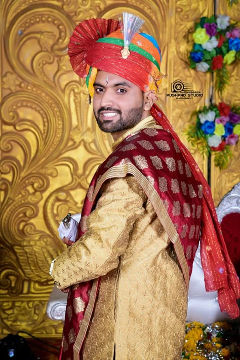 groom Wedding photo shoot Duhla Singal Pose, Dulha Singal Pose, Singal Dulha Pose, Dulha Single Pose, Dulha Pose, Funny Wedding Poses, Marriage Poses, Haldi Ceremony Outfit, Indian Bride Poses