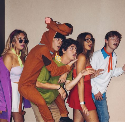 4 Person Couple Costume, Halloween Costume Ideas For Group Of 5, Friend Group Halloween Costumes Teens Girls And Boys, Group Carnival Costumes, Group Halloween Costumes Both Genders, Halloween Costumes Scooby Doo Gang, Scooby Doo Dress Up, Mystery Gang Halloween Costume, Mystery Inc Costumes