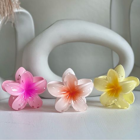 Brand New 3 Piece Set. Amazingly Cute Hawaiian Hibiscus Flower Style Hair Claw Clip That You Definitely Need In Your Wardrobe. Color Pink, Coral And Yellow. Bundles Encouraged Message Me Questions! #Hair #Decor #Y2k Preppy Claw Clips, Pink Flower Hair Clip, Birthday Care Packages, Hair Decor, Hair Crimper, Chocolate Easter Bunny, Hawaiian Hibiscus, Wardrobe Color, Pretty Jewelry Necklaces