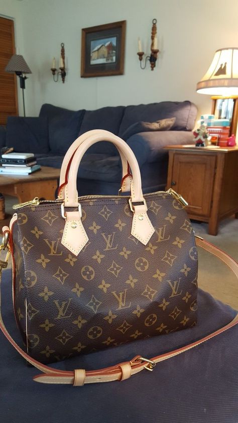 Louis Vuitton Speedy Outfit, Streetwear Outfits Aesthetic, Speedy 25 Bandouliere, Speedy Bandoulière 25, Lv Speedy 25, Louise Vuitton, Lv Tote, What's In My Purse, Lv Speedy