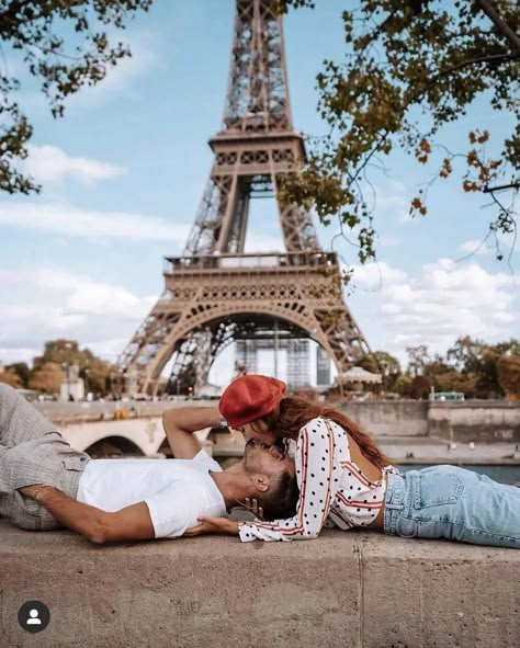 Paris Trip Outfits, Paris Engagement Photos, Paris Photo Ideas, Eiffel Tower Photography, Paris Travel Photography, Paris Couple, Travel Pose, Paris Dream, Europe Photography