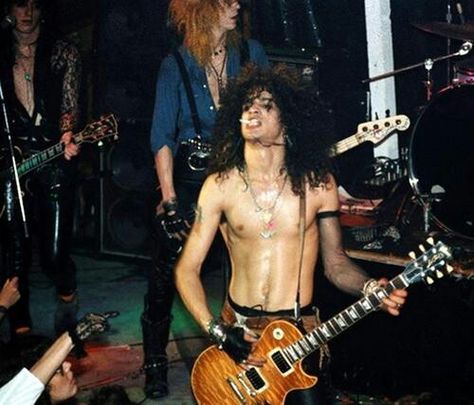 Slash. izzy and duff in the back<3 early guns n roses days...I bet you miss that vibe and energy, too! Slash Gnr, Saul Hudson, Rock Aesthetic, Rockstar Aesthetic, Duff Mckagan, Guitar Center, Axl Rose, I'm With The Band, Welcome To The Jungle