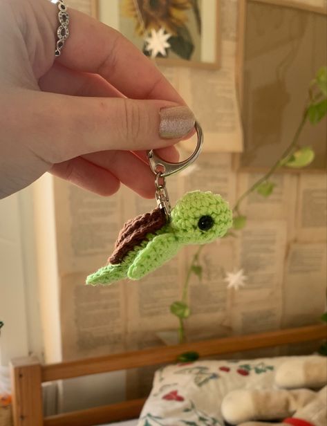 Crochet And Beads Ideas, Medium Crochet Projects, Crochet Keychain Animals, Crochet Small Keychain, Key Ring Crochet, Cute Crochet Keychain Ideas, Crochet Keychain Aesthetic, Crocheting Keychain, Crochet Key Ring