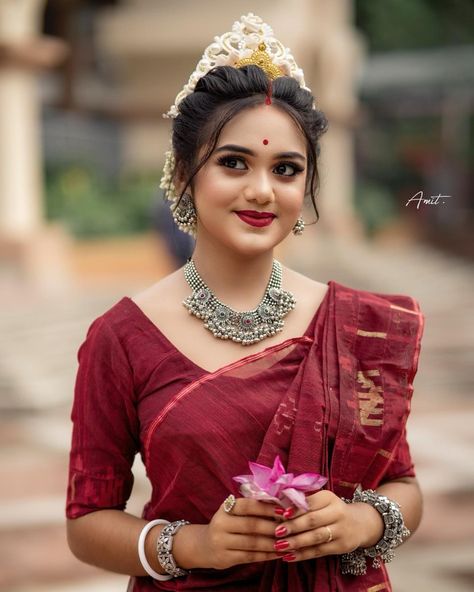 saree beauty �♥♥♥♪ Double Buns, Bridal Art, Bengali Bridal Makeup, Sophisticated Hairstyles, Bridal Bun, Indian Bridal Photos, Bengali Bride, Indian Bride Outfits, Bridal Hair Buns