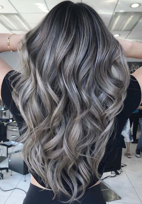 Balayage, ombré y más efectos para disimular las canas en el cabello | Glamour Ash Brown Hair Balayage, Ash Blonde Hair Balayage, Perfect Blonde Hair, Grey Blonde Hair, Black Hair Balayage, Highlights Balayage, Rave Hair, Ash Hair Color, Color Balayage