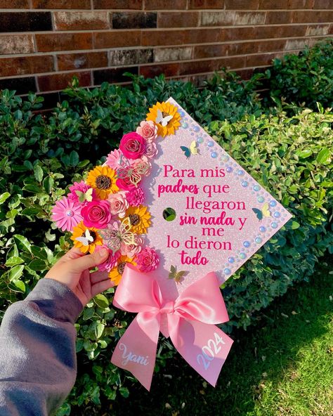 “Para mis padres que llegaron sin nada y me lo dieron todo” Original design by @madebynadiaaa inspired by @toppersbymary 🩷🥰 Only booking grad caps for June 8th and forward! Book through my website only 🩷www.advbellearts.com __________ #advbellecaps #gradszn #classof2024 #gradcapdesign #gradcapideas Pink Graduation Cap, Senior Graduation Quotes, Pink Graduation, Cap And Gown Photos, Nursing Graduation Pictures, Graduation Cap Decoration Diy, College Graduation Cap Decoration, Grad Cap Designs, Grad Caps