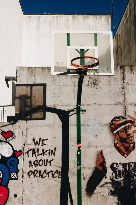 Basketball Graffiti Art, Streetball Aesthetic, Allen Iverson Aesthetic, Graffiti Wall Aesthetic, Sports Graffiti, Basketball Graffiti, Jeno Wallpaper, Nike Street, Street Basketball