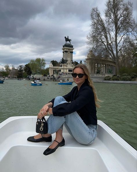 Spring Tourist Outfit, Madrid Style Outfits, Madrid Spain Aesthetic Outfit, Madrid Outfits Winter, Madrid Outfits Summer, Claire Rose Outfits, Lady Dior Bag Outfit, Ballet Flats Street Style, Madrid Street Style