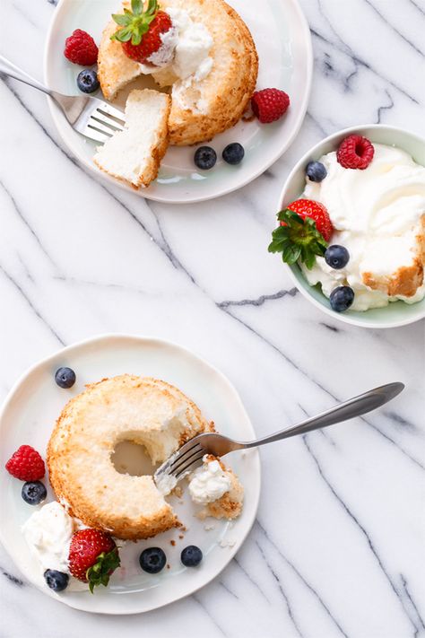 Mini Angel Food Cakes with Fresh Whipped Cream & Berries from @loveandoliveoil Mini Angel Food Cake Recipes, Individual Angel Food Cake, Cakes With Whipped Cream, Mini Angel Food Cake, Angel Food Cakes, Cake Bundt, Fresh Whipped Cream, Dessert Inspiration, Mini Angel