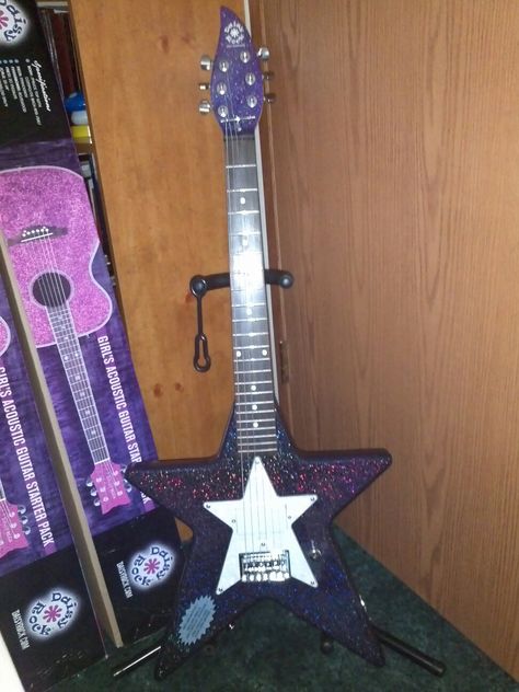 Star Bass Guitar, Daisy Rock Heartbreaker Guitar, Cool Guitars Electric, Daisy Rock Guitar, Cool Bass Guitars, Star Electric Guitar, Pretty Instruments, Star Guitar, Guitar Designs