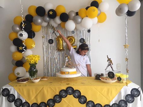 Queen's band party Freddie Mercury Themed Birthday Party, Queen Band Themed Birthday Party, Queen Band Party Theme, Queen Band Birthday Party Ideas, Queen Band Cake, Queen Party Theme, Freddie Mercury Birthday Party, Band Themed Party, Band Party Decorations