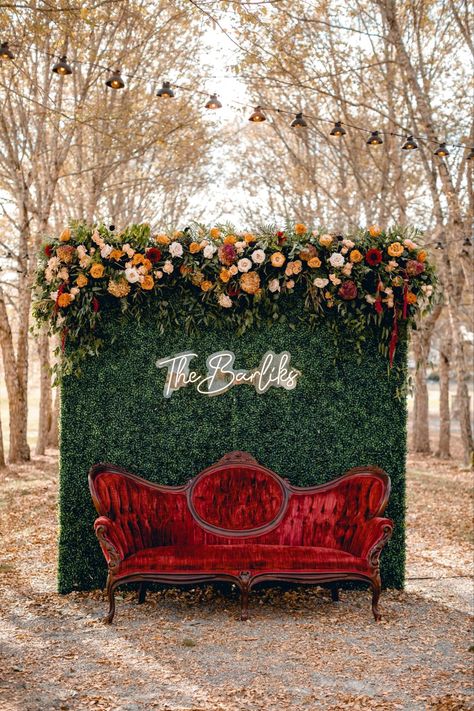 Outside Wedding Photo Booth, Boho Fall Wedding Backdrop, Vintage Back Drop Ideas, Couch Photo Booth Wedding, Vintage Couch At Wedding, Photo Booth Wedding Ideas Backgrounds, Wedding Photo Booth Outdoor, Wedding Couch Backdrop, Vintage Photo Backdrop Ideas