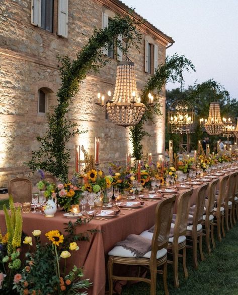 Italy Wedding Directory | Wedding Inspiration | Al fresco dinner under the olive trees, anyone? 🙋🏻‍♀️😍 Click the link in bio and save this to your Pinterest board! ⁠ Tag... | Instagram European Style Wedding Reception, Italian Wedding Place Settings, Italy Indian Wedding, Olive Garden Wedding, Family Style Weddings, Tuscany Italy Wedding, Brazilian Wedding, Olive Branch Wedding, Wedding Tree Decorations