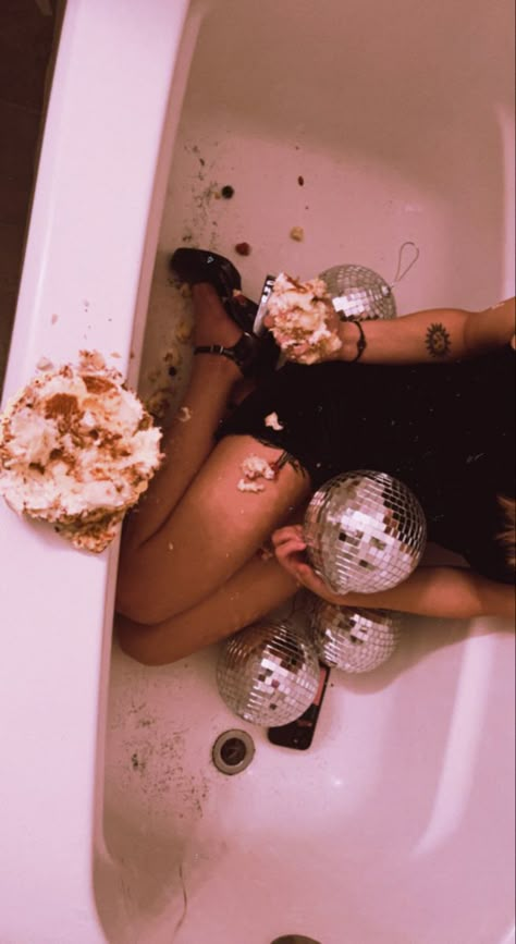 Birthday Cake Photoshoot, Disco Photoshoot, Bathtub Photoshoot, Birthday Photo Ideas, Birthday Elegant, Cake Photoshoot, Photoshoot Birthday, 25th Birthday Cakes, Elegant Cake