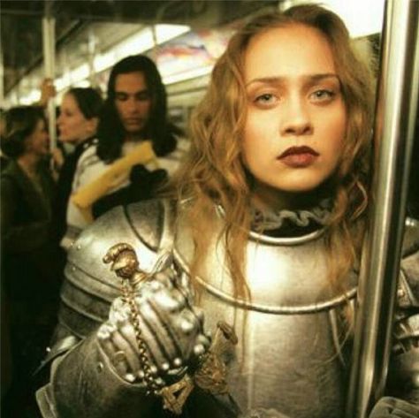 And then, Fiona Apple got dressed up in armor, put makeup on, rode the subway, and posed for a picture. Yes. All yes to this. Joan Of Arc Costume, Joe Mcnally, العصور الوسطى, Fiona Apple, Female Armor, Female Knight, Red Sonja, Jeanne D Arc, Joan Of Arc